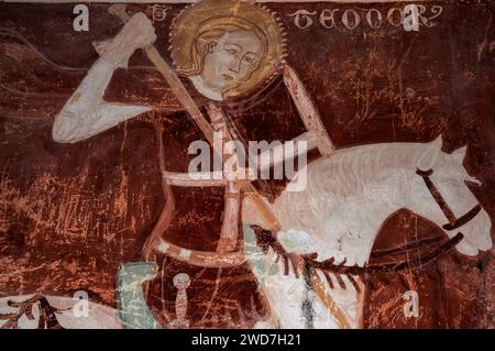 Der Heilige Theodor auf einem weißen Pferd, in Militärkleidung und mit einem Schwert. Gotisches Fresko aus den späten 1300er oder frühen 1400er Jahren in der Krypta oder „Unterkirche“ der Kathedrale in Trani, Apulien, Italien. Stockfoto