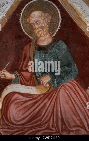 Der heilige Markus, der Evangelist, schreibt sein Evangelium. Gotisches Deckenfresko aus der ersten Hälfte der 1400er Jahre von Giovanni di Francia (1389–1448) in der Krypta oder „Unterkirche“ der Kathedrale in Trani, Apulien, Italien. Stockfoto