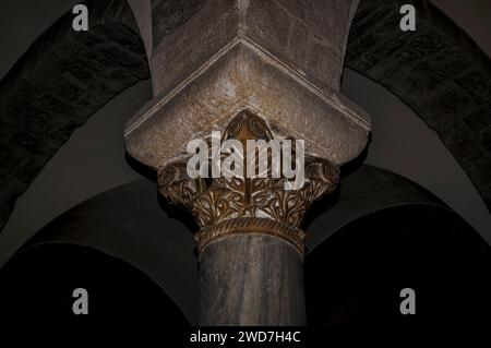 In der Krypta einer romanisch-apulischen Kathedrale, die 1099 begonnen wurde, die Cattedrale di San Nicola Pellegrino oder Basilica cattedrale di Santa Maria Assunta, in Trani an der Adriaküste in Apulien (Italien). Stockfoto