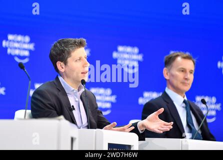 Davos, Schweiz. Januar 2024. Sam Altman (L), CEO von OpenAI, spricht auf der Sitzung „Technologie in einer turbulenten Welt“ während der Jahrestagung des World Economic Forum (WEF) 2024 in Davos, Schweiz, am 18. Januar 2024. Unter dem Motto „Wiederaufbau des Vertrauens“ findet hier vom 15. Bis 19. Januar die 54. Jahrestagung des WEF statt. Quelle: Lian Yi/Xinhua/Alamy Live News Stockfoto