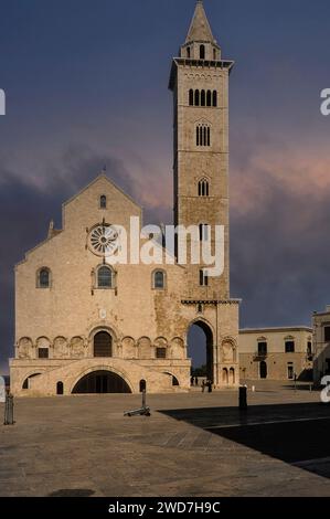 Die romanisch-apulische Kathedrale begann 1099, die Cattedrale di San Nicola Pellegrino oder Basilica cattedrale di Santa Maria Assunta in Trani an der Adriaküste in Apulien (Italien). Das hohe campanile der Kathedrale stammt aus den 1200er Jahren Der achteckige Glockenturm und der Turm stammen aus den Jahren 1353 bis 1365. Stockfoto