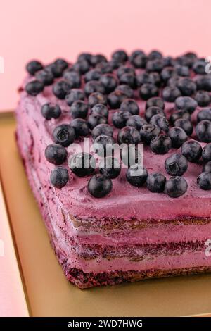 Dessert mit Heidelbeeren und Beerencreme Stockfoto