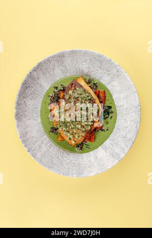 Gegrilltes Lachsfilet mit Sauce und Gemüse Stockfoto