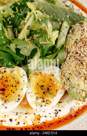 Gekochte Eier und Salat auf einem Teller. Frühstück Stockfoto