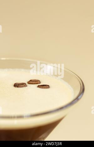 Alkoholischer Cocktail mit Kaffee im Glas Stockfoto