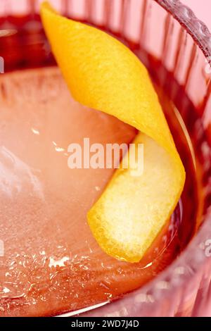 Alkoholischer negroni-Cocktail in einem Glas mit Eis Stockfoto