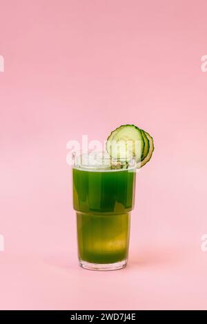 Sommerlimonade mit Gurke im Glas Stockfoto