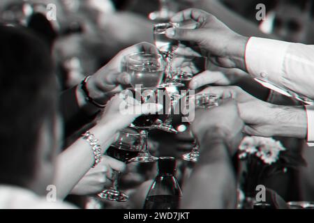 Gläser Alkohol in den Händen glücklicher Freunde, die den Feiertag und den Erfolg in einem Nahrestaurant feiern. 3D Virtual Reality Glitch-Effekt. . Hinzufügen Stockfoto