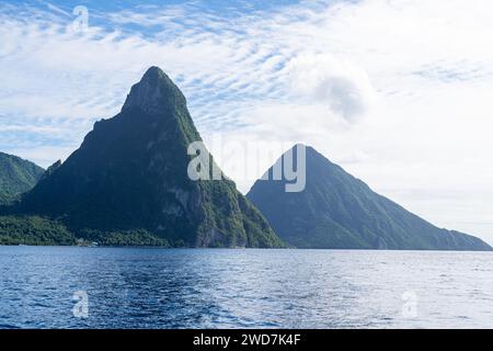 St. Lucia Twin Pitons Aus Sicht Des Karibischen Meeres Stockfoto