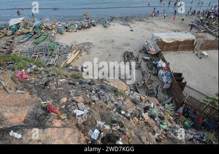GHANA, Accra, Jamestown, Fischerhafen am atlantik, Plastikmüll / GHANA, Accra, Jamestown Fischereihafen am Atlantik, Plastik Abfall Stockfoto