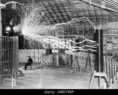 Nikola Tesla in seinem Labor, mit seiner Ausrüstung zur Herstellung von Hochfrequenz-Wechselströmen. 1901. Stockfoto