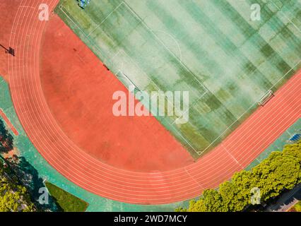 Luftaufnahme einer unbesetzten Laufbahn neben einem Fußballfeld Stockfoto