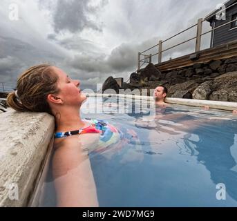 Paare in blauen heißen Quellen im Urlaub entspannen im Wasser Stockfoto