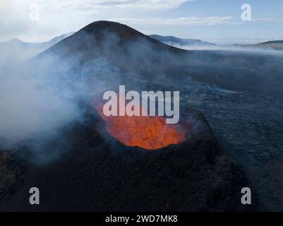 Der Vulkan spuckt Lava an seinem ersten Tag des Ausbruchs Stockfoto