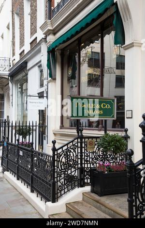 Poole and Co Ladenfront; Norton & Sons Ladenfront; Gentlemen's Tailor / Schneidereien mit traditionellem Schaufenster in der Savile Row, London, Großbritannien. (137) Stockfoto