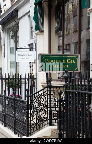 Poole and Co Ladenfront; Norton & Sons Ladenfront; Gentlemen's Tailor / Schneidereien mit traditionellem Schaufenster in der Savile Row, London, Großbritannien. (137) Stockfoto