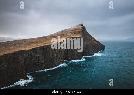 Blick aus der Vogelperspektive auf die Berge und die dramatischen Klippen des Ozeans, Färöer Inseln Stockfoto