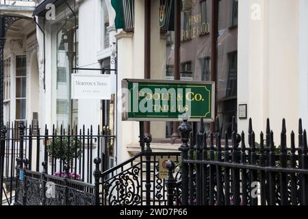 Poole and Co Ladenfront; Norton & Sons Ladenfront; Gentlemen's Tailor / Schneidereien mit traditionellem Schaufenster in der Savile Row, London, Großbritannien. (137) Stockfoto