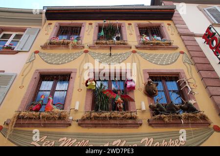 Gemaltes Wohngebäude in ribeauvillé im elsass in frankreich Stockfoto