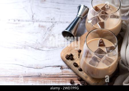 Traditioneller irischer Kaffeelikör mit Eis auf Holztisch Stockfoto