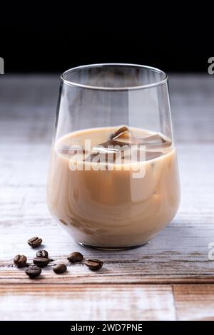 Traditioneller irischer Kaffeelikör mit Eis auf Holztisch Stockfoto