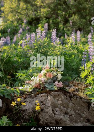 Blumenstrauß aus Rosen und Eukalyptus liegt auf dem Boden in Island Stockfoto