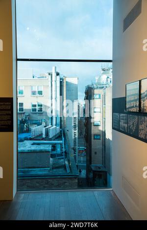 Blick von der Fotografen Galerie Ausstellung. Fotos im Zimmer auf der höheren Etage und der Schriftzug „Soho Photography Quarter“ auf dem Gebäude. London. UK. (137) Stockfoto