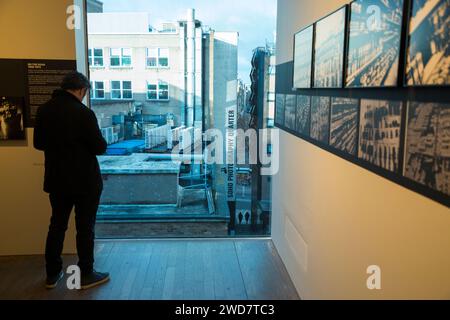 Blick von der Fotografen Galerie Ausstellung. Fotos im Zimmer auf der höheren Etage und der Schriftzug „Soho Photography Quarter“ auf dem Gebäude. London. UK. (137) Stockfoto