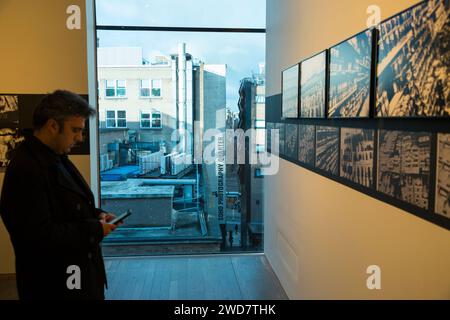 Blick von der Fotografen Galerie Ausstellung. Fotos im Zimmer auf der höheren Etage und der Schriftzug „Soho Photography Quarter“ auf dem Gebäude. London. UK. (137) Stockfoto