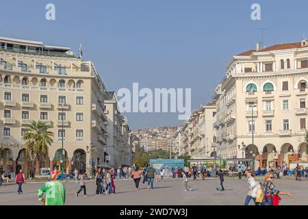 Thessaloniki, Griechenland - 22. Oktober 2023: Leute gehen auf dem Aristotelous-Platz sonnige Autumn Sunday Travel. Stockfoto