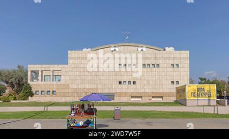Thessaloniki, Griechenland - 22. Oktober 2023: Königliches Theater Vassiliko-Gebäude am sonnigen Herbsttag. Stockfoto