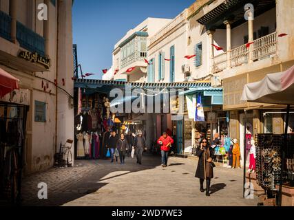 Die Menschen gehen aus dem Souk in der alten Medina von Kairouan, Tunesien. Die Stadt gehört zum UNESCO-Weltkulturerbe und ist die 4. Heiligste im Islam. Stockfoto