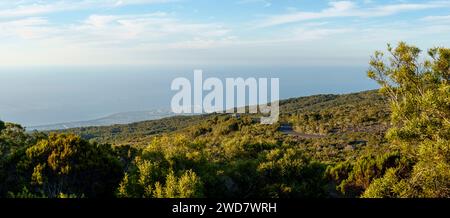 Ein Panoramablick über den Westen der Insel Réunion von den Hängen des Maido. Dahinter befinden sich die Städte Saint-Paul, Le Port und La Possession. Stockfoto