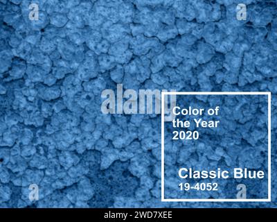 Hauptfarbe Trend 2020 Classic Blue pantone. Verschwommene Textur von altem lackiertem Beton mit Rissen und Kopierraum Stockfoto