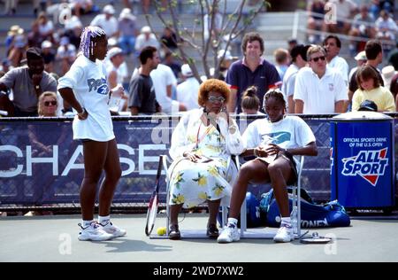 Mutter Oracene USA mit ihren beiden Töchtern Venus Re. Und Serena li. Williams beim Training Stockfoto