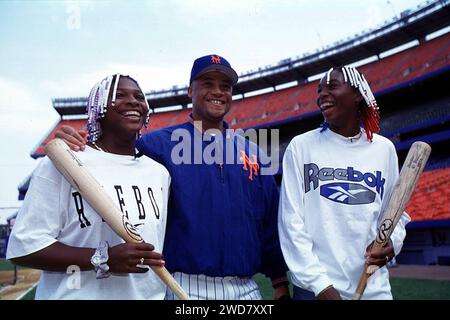 Venus Re und Schwester Serena Williams mit Baseballschläger zusammen mit einem Profispieler im Baseball-Stadion der New York Mets Stockfoto