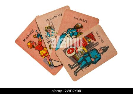 Alte Retro-glückliche Familien spielen Karten isoliert auf weißem Hintergrund - die Blaze-Familie, Mr Blaze der Feuerwehrmann mit Frau, Sohn und Tochter - Großbritannien Stockfoto