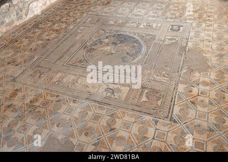 Mosaiken, die bei archäologischen Erkundungen der römischen Ruinen in Conimbriga, Portugal, gefunden wurden. Stockfoto