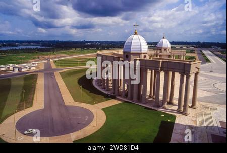 Elfenbeinküste, Yamoussoukro; die Basilika Notre Dame de la Paix wurde von den franzosen in der Zeit erbaut, als die Elfenbeinküste eine französische Kolonie war. Stockfoto