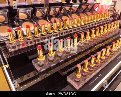 Farbreihen von rotem Lippenstift-Make-up auf der Kosmetiktheke einer Schönheitskonzession des Kaufhauses Selfridges Stockfoto