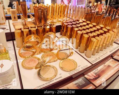 Kosmetikprodukte und Make-up auf der Kosmetiktheke von Charlotte Tilbury Concession im Kaufhaus Selfridges in London, Großbritannien Stockfoto