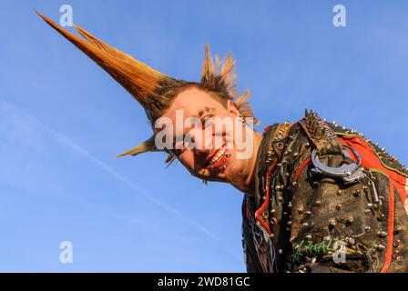 Porträt eines Punks mit mohikanischer Frisur im Camden Market, London, Großbritannien Stockfoto