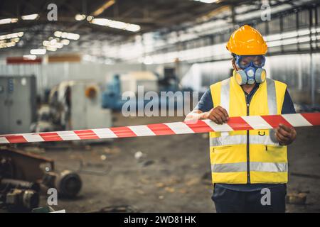 Sicherheitsteam für giftige chemische Gase arbeitet in geschlossenen Bereichen in Gefahr Fabrik Werkstatt Umgebung Kontaminationssicherheit und Schutz Stockfoto