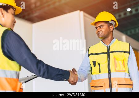 Ein indischer Ingenieur, männlicher Fabrikmanager, der ein Shaking Hand Deal-Projekt mit einer Partnerschaft trifft Stockfoto