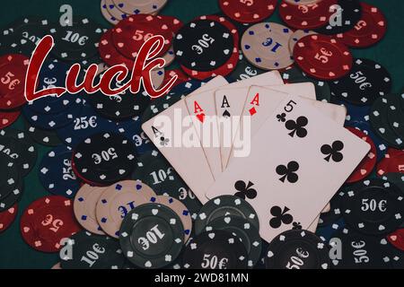 Glücksbegriff. Spielchips und Karten zum Poker auf dem grünen Tisch im Casino Stockfoto