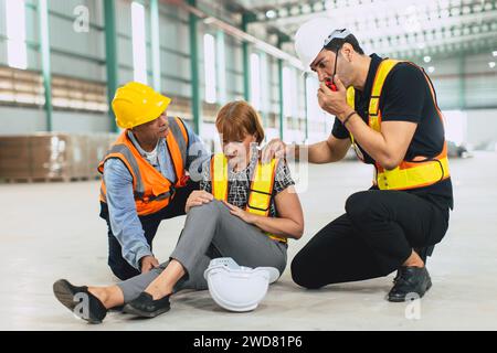 Senior Erwachsene Ingenieur Frauen Ohnmacht krank Gesundheitsproblem fallen Unfälle am Arbeitsplatz Team helfen Unterstützung Stockfoto