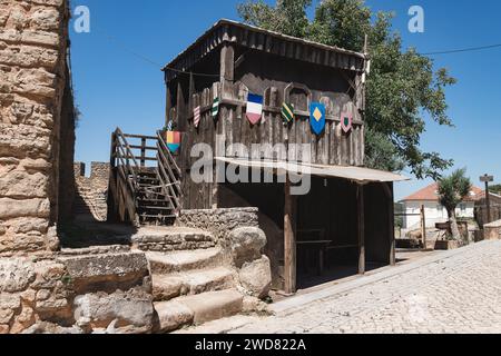 Mittelalterliche Holzkonstruktion im Schloss Penela, Coimbra, Portugal. Stockfoto