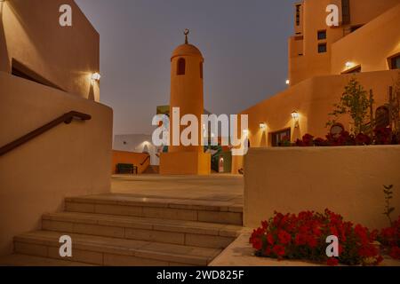 Alter Hafen von Doha (Mina District) in Doha, Katar Nachmittagsaufnahme während der Feier des Nationalfeiertags in Katar, die die einzigartige Architektur der Gebäude zeigt Stockfoto