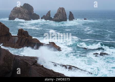 Das Kantabrische Meer trifft und schneidet die felsigen Formationen, die als Urros de Liencres bekannt sind, entlang der Costa Quebrada im Norden Spaniens Stockfoto