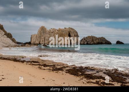 Am Strand von Arnia, auch bekannt als Playa de los Farallones. Costa Quebrada von Liencres, Broken Coast, Kantabrien, Spanien Stockfoto